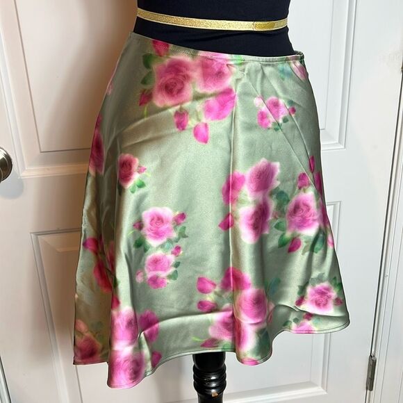 BNWT - WEWOREWHAT ASYMMETRICAL SLIP MINI SKIRT SAGE ROSES - Picture 4 of 6